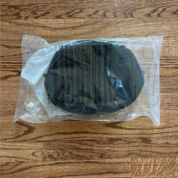 NWT Lululemon City Essentials Pouch 4L Mesh Pouch - Picture 2 of 2